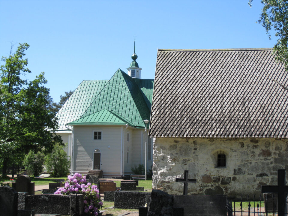 Virolahden hautausmaan kivisakaristo ja Virolahden kirkko sekä hautausmaata