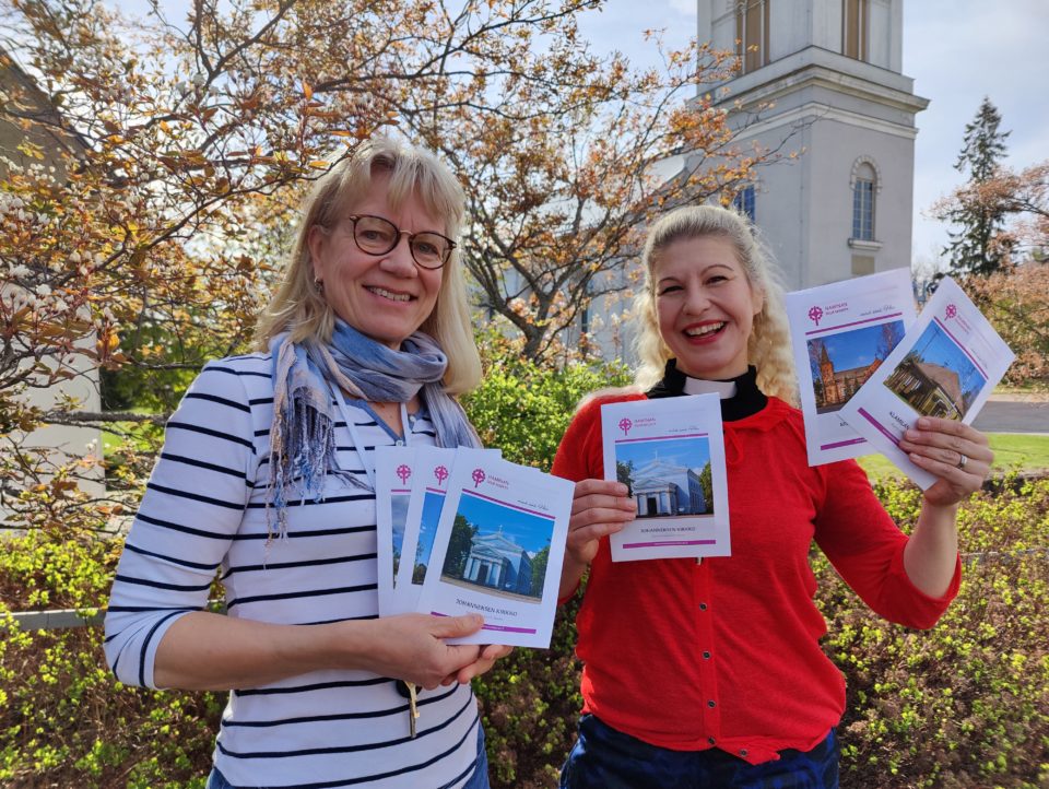 Viestintäkaksikko Marja-Leena Tella ja Jaana Kivekäs esittelevät kirkon uusia esitteitä