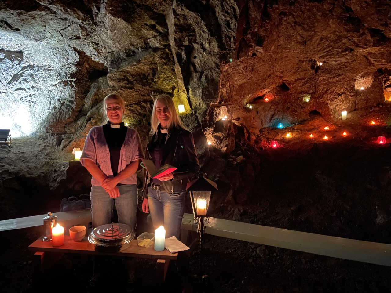 Pastorit Jaana Kivekäs ja Anne Koivunen Härkämäen luolassa