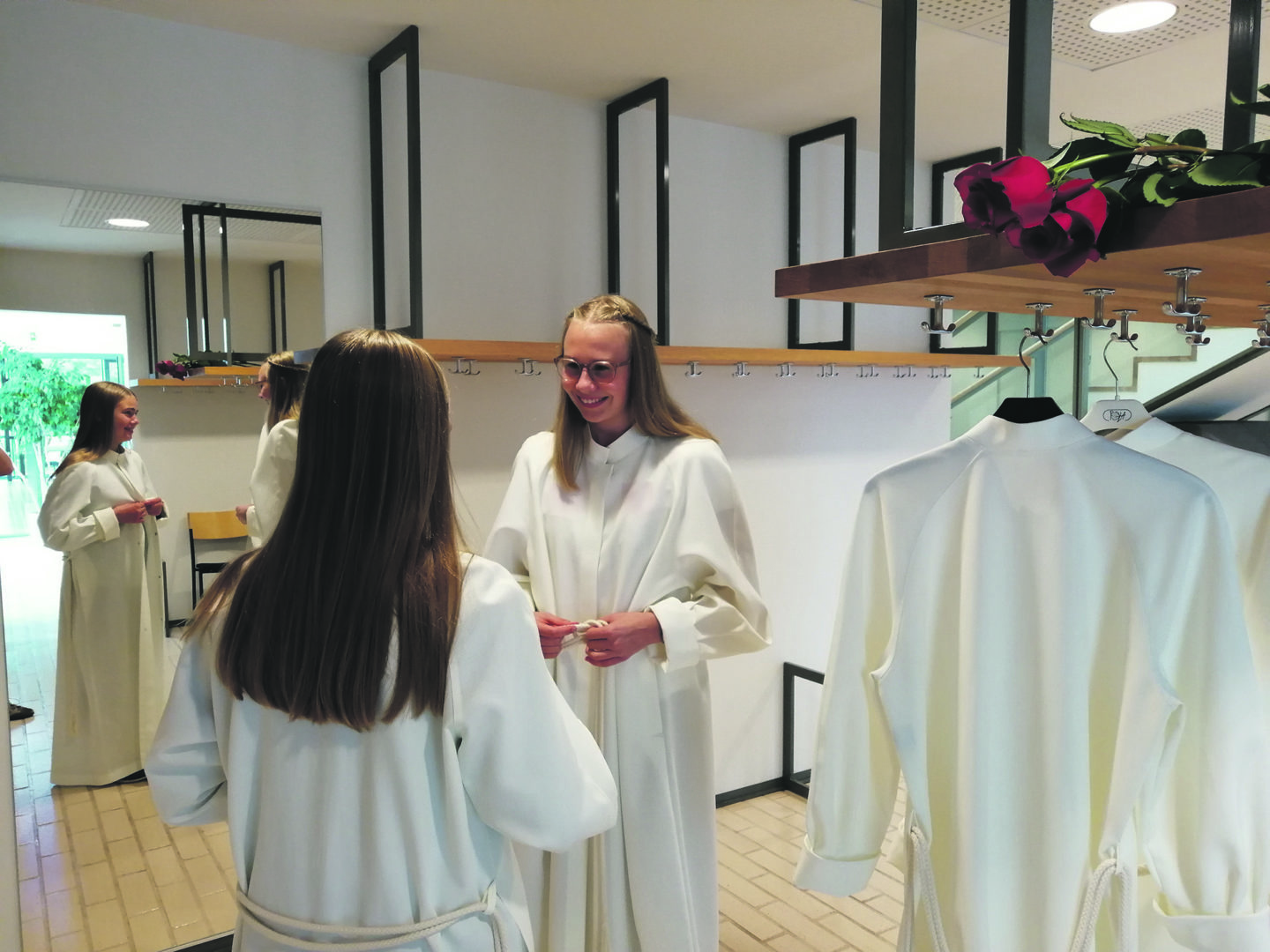 Rippikoululaiset pukevat alboja Simeon-salissa