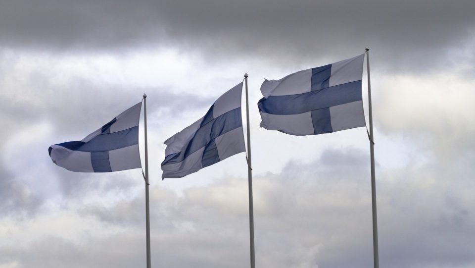Kolme Suomen lippua liehuu