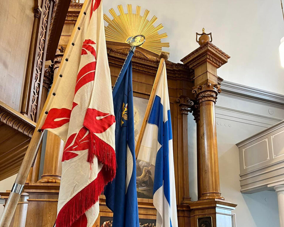 Suomen lippu ja veteraanijärjestöjen lippu Johanneksen kirkon alttarialueella.