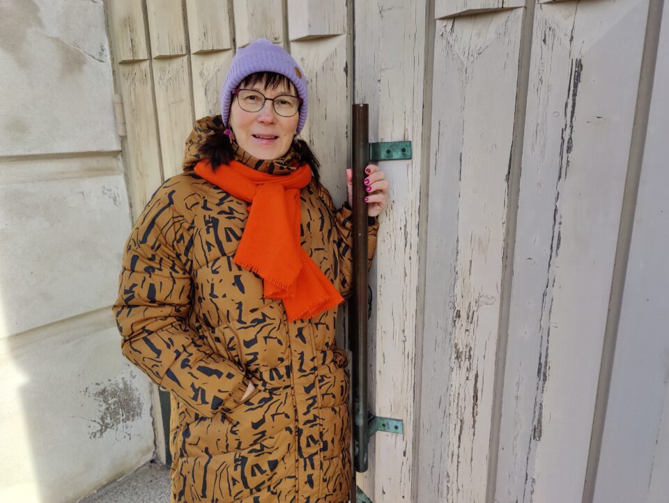 Anita Venäläinen avaa Marian kirkon ovea.
