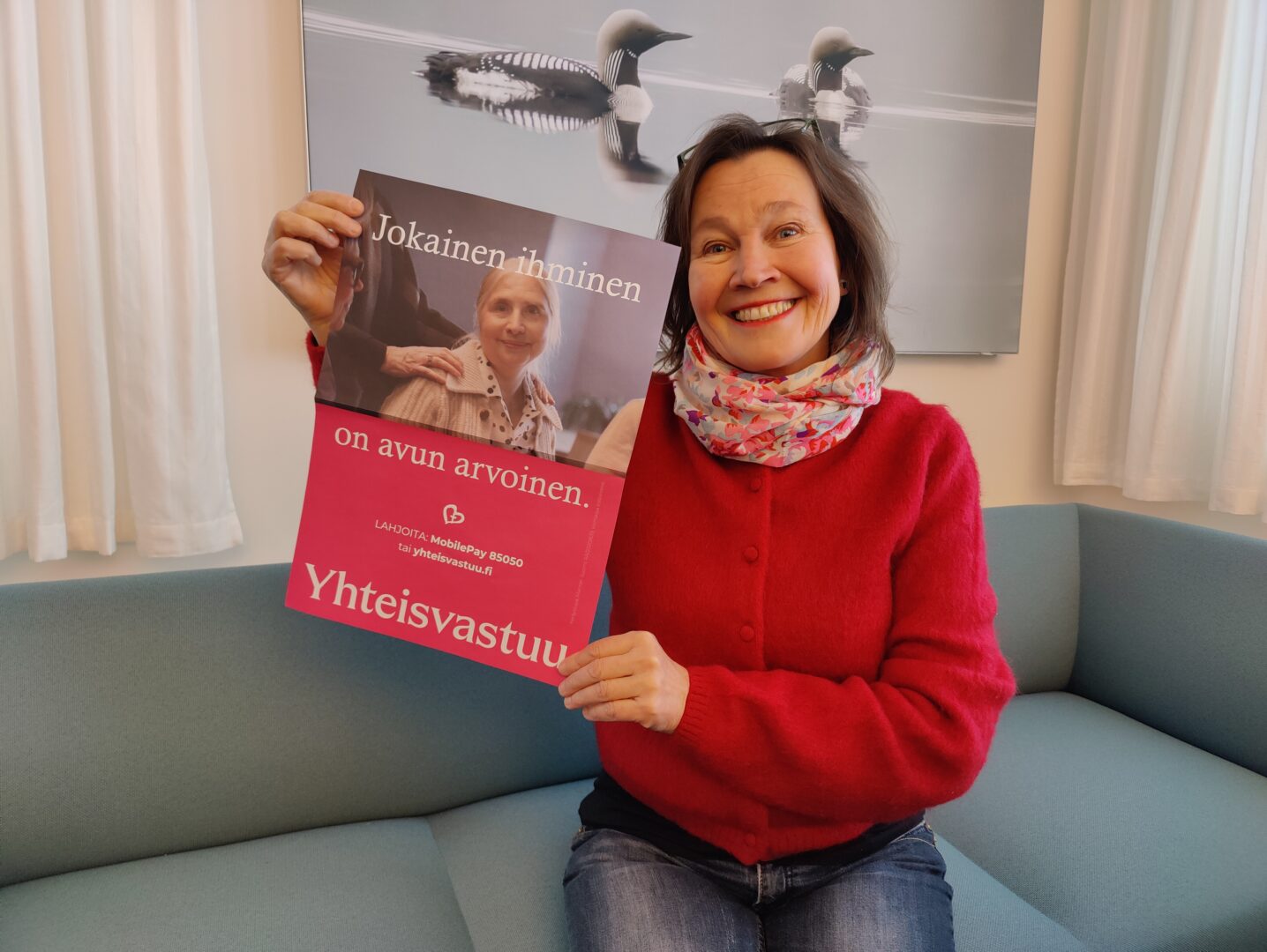 Niina Venäläinen pitää kädessään Yhteisvatuun julistetta.