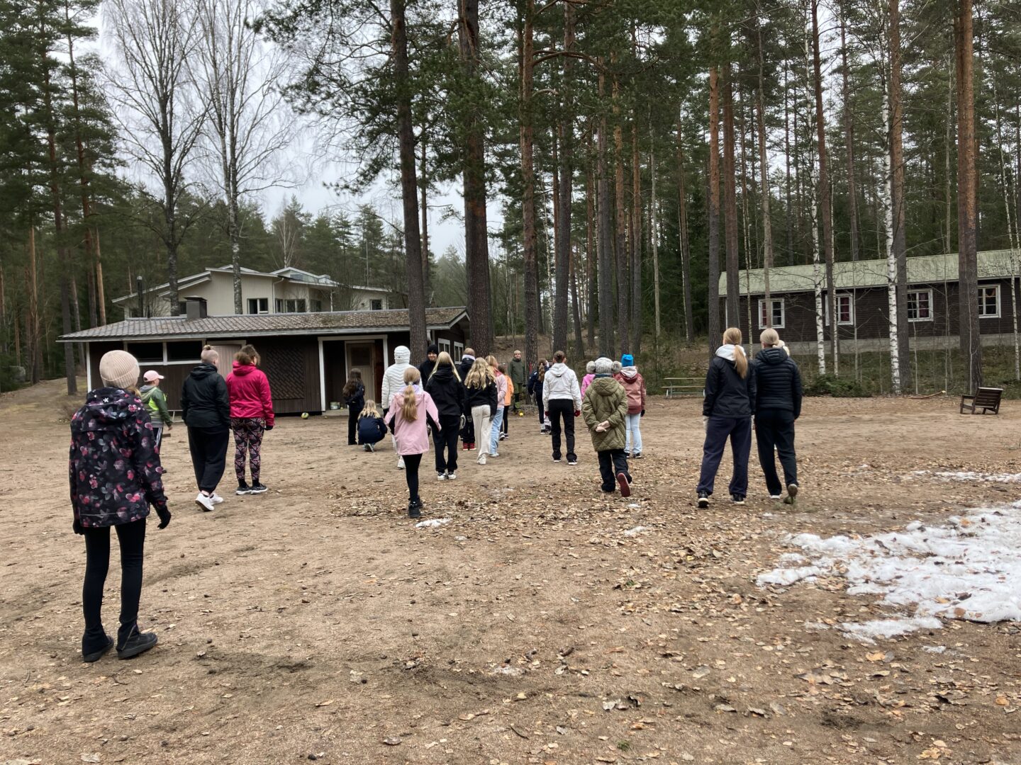 Lapsia leirikeskuksen pelikentällä.
