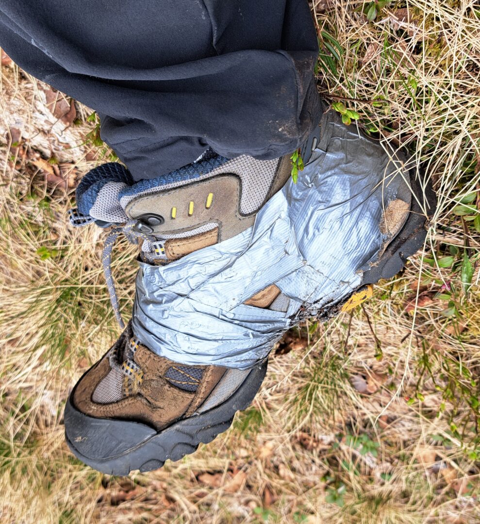 Risainen teipillä paikattu kenkä