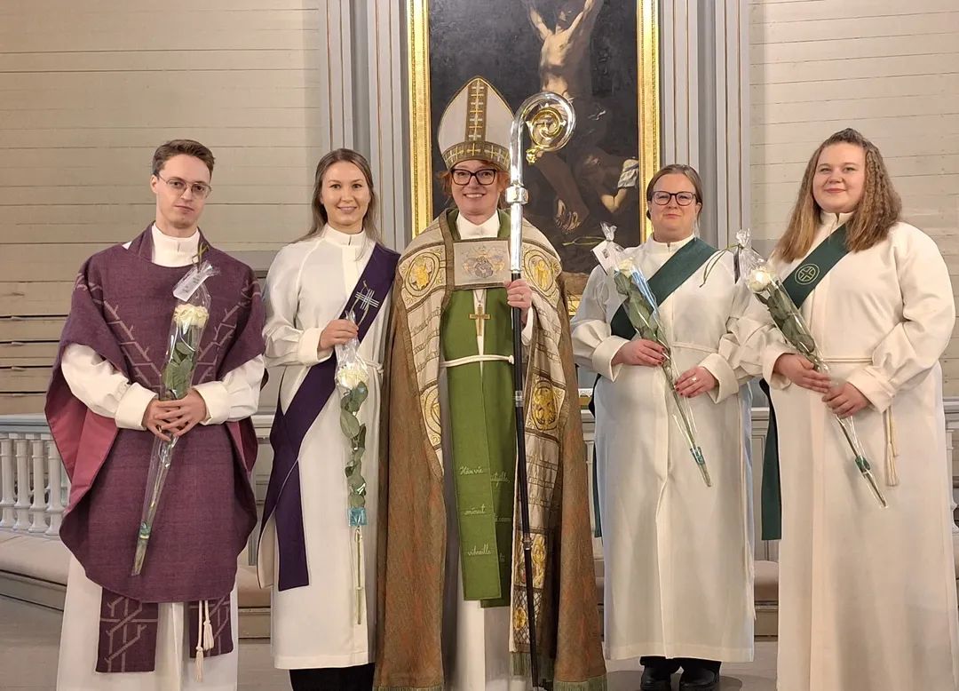 Piispa Mari Parkkinen ja papiksi vihitty Erkka Toivola sekä diakoniksi vihityt Laura Pietiläinen, Jaana Tahkokallio ja Iida Sopanen.
