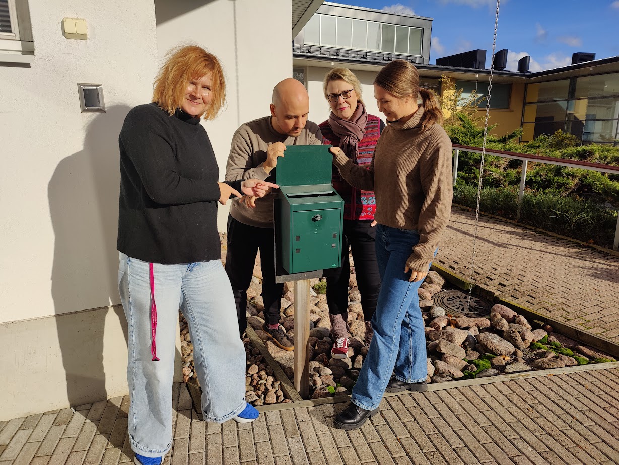 Diakoniatyöntekijät Mari Höfer, Joel Vataja, Anne Peltola ja Laura Pietiläinen diakoniatyön postilaatikon ympärillä.