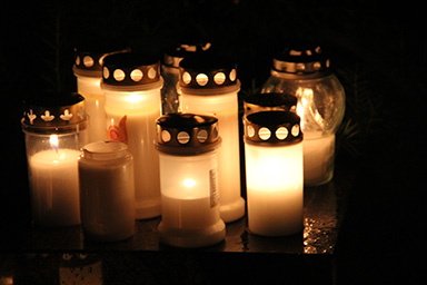 Hautakynttilöitä palamassa.