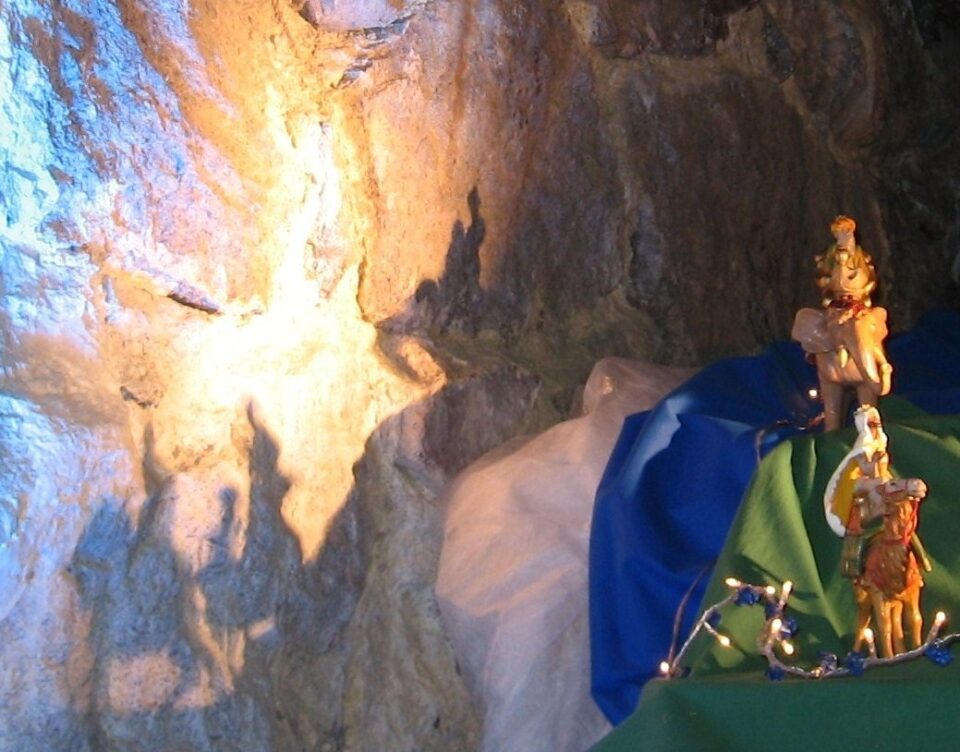 Itämaan tietäjät kuvastuvat Bastionin kiviseinään.