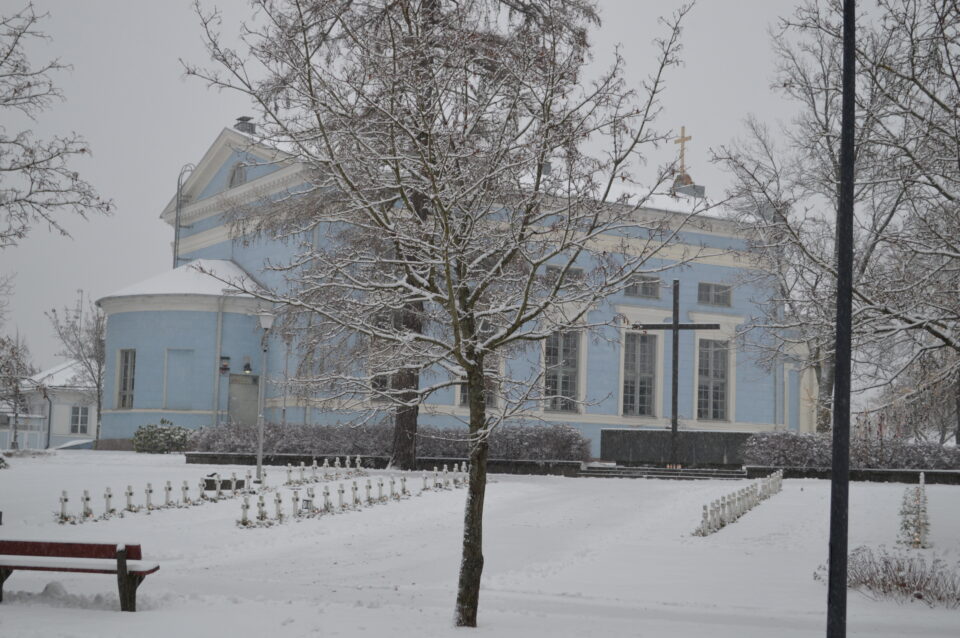 Johanneksen kirkko ja sankarihautausmaan ristit