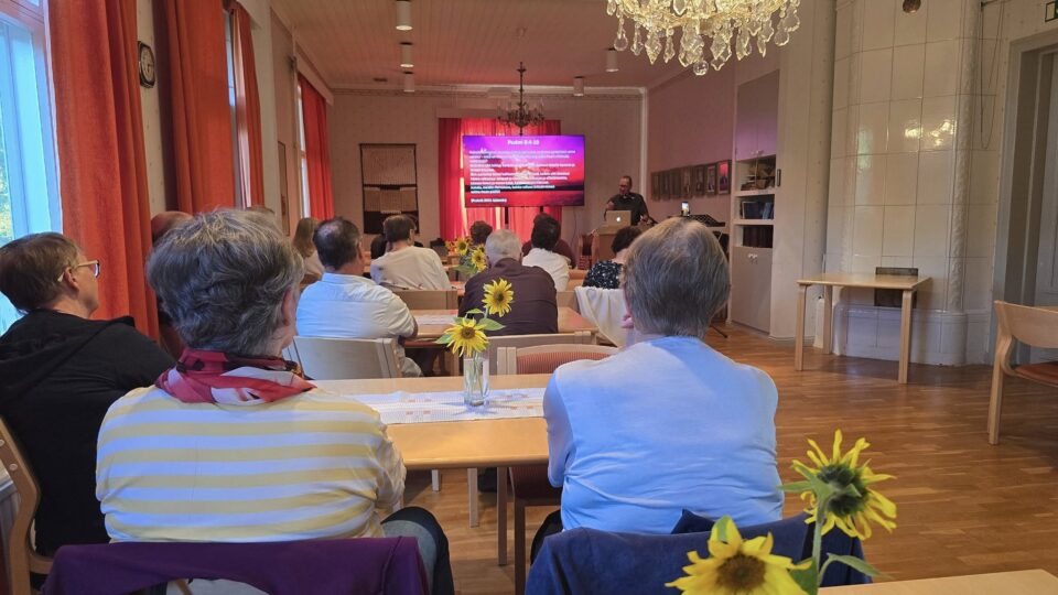 Ihmisiä kuuntelemassa Turtiaisen luentoa Miehikkälän seurakuntakodilla.