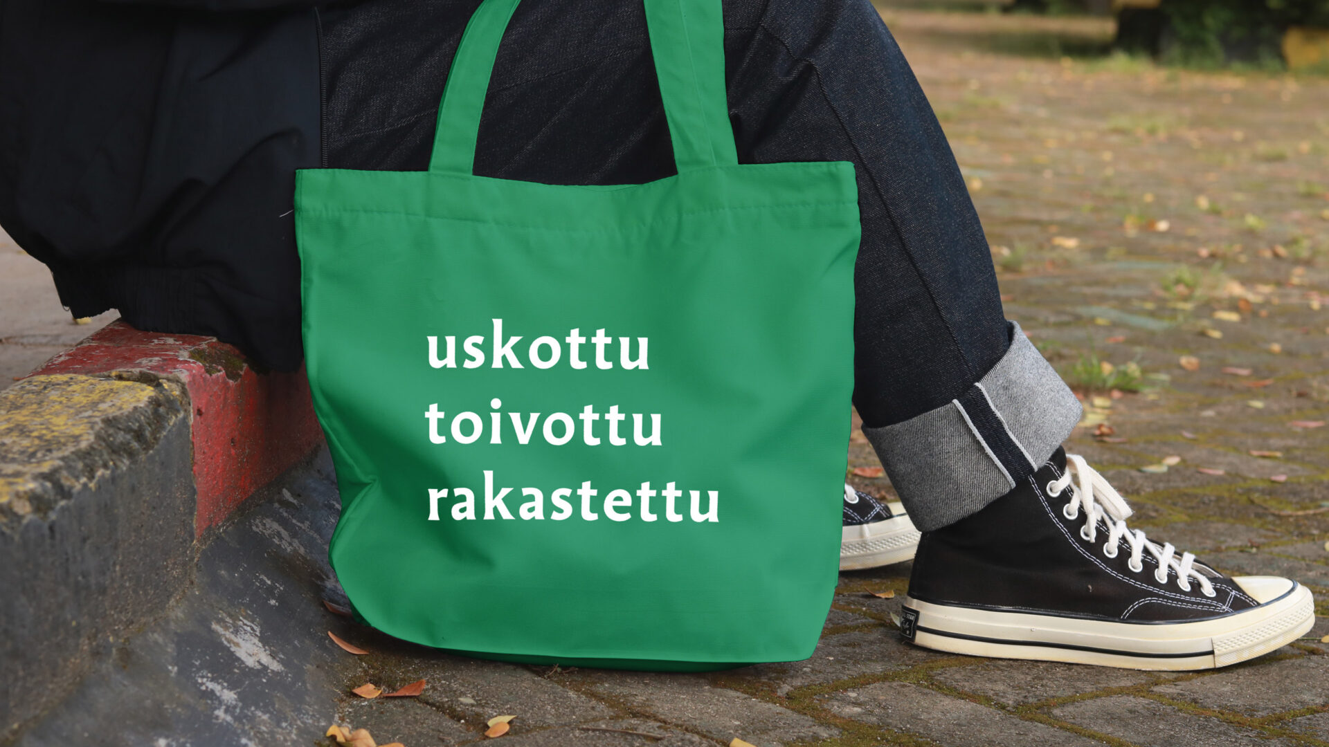 Kassissa teksti "Uskottu, toivottu, rakastettu".