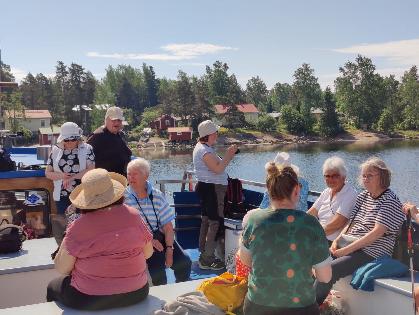 Ihmisiä Viklan kannella. Kuorsalon saari näkyvissä.