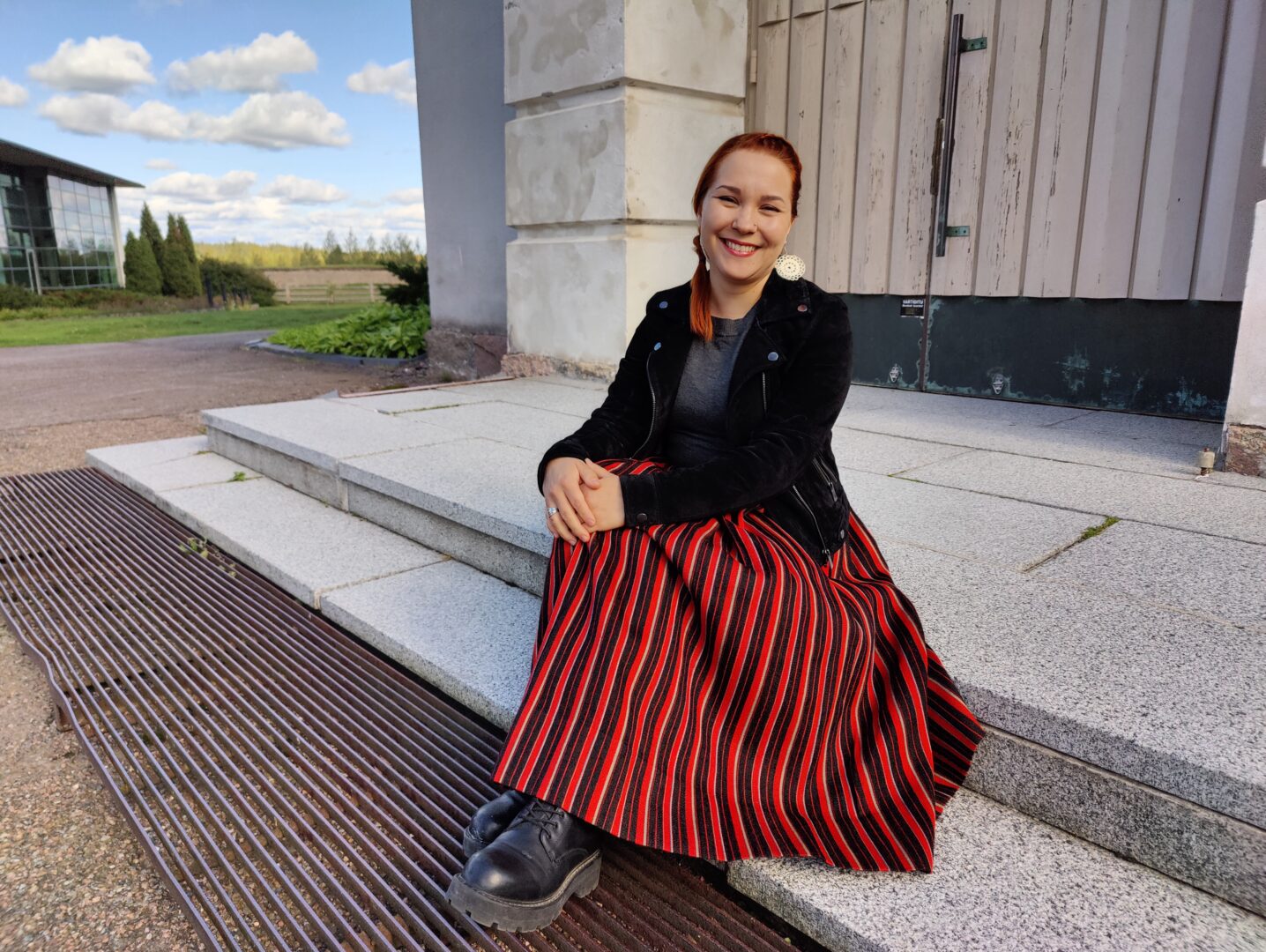 Pastori Tuuli Kotisalo istuu Marian kirkon portailla.