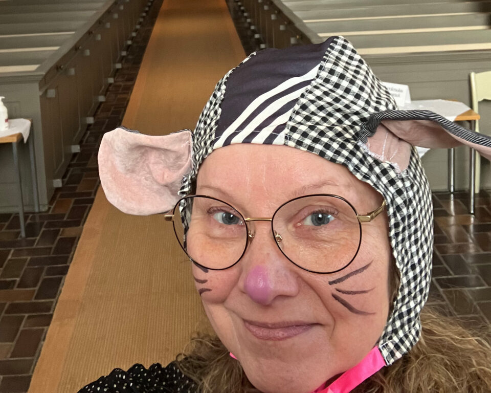 Mia Rautamies pukeutuneena kirkon rotaksi Marian kirkossa.