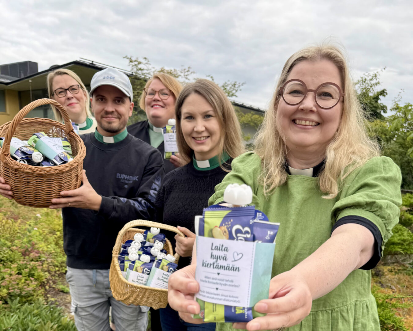 Diakoniatyöntekijät Anne Peltola, Eva Andersen, Joel Vataja ja Laura Pietiläinen sekä diakoniapappi Hanna Talka esittelevät diakoniapäivässä jaettavia eväitä.