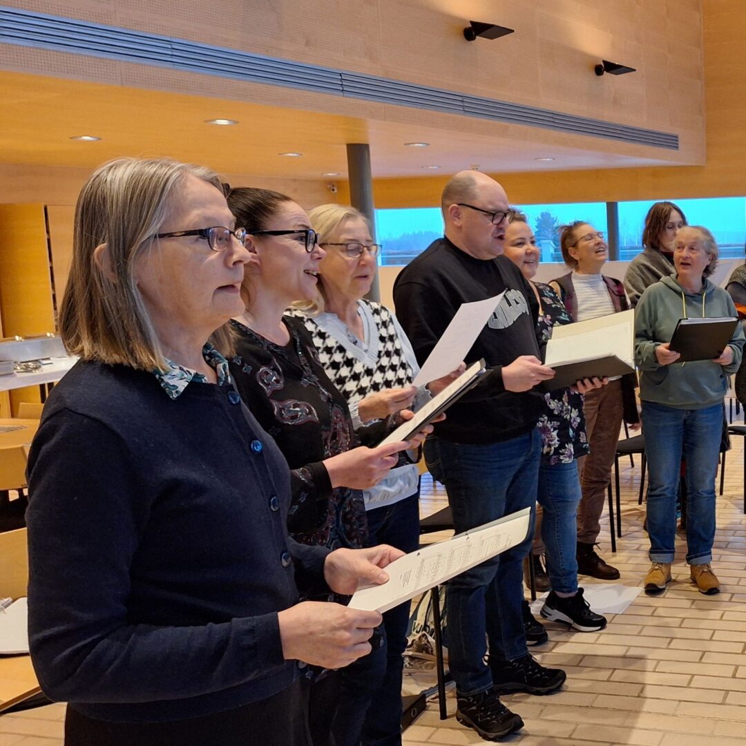 Gospel-kuoro harjoittelee.