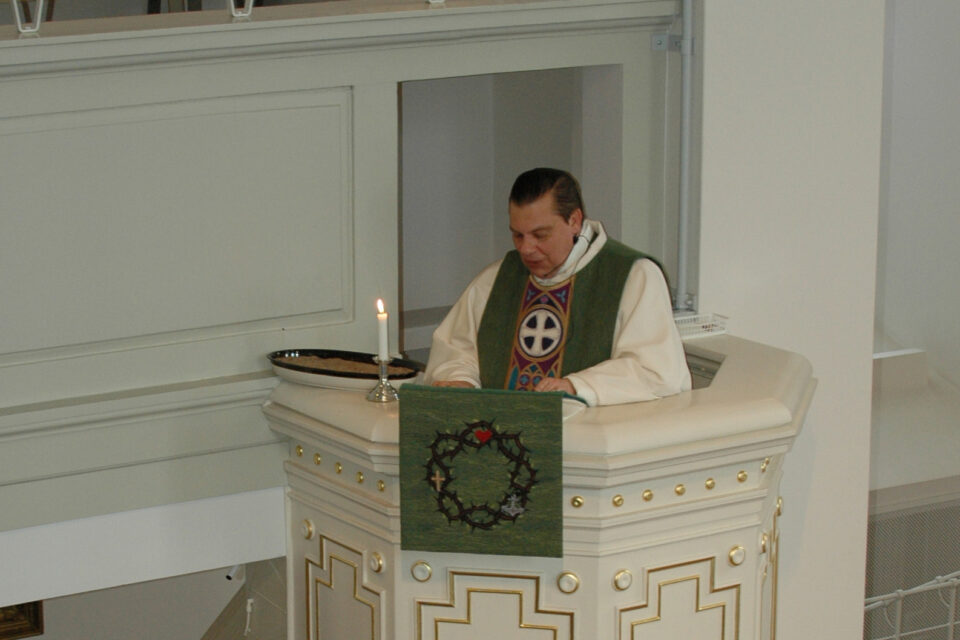 Rovasti Matti Astola saarnaa Marian kirkon saarnastuolissa.