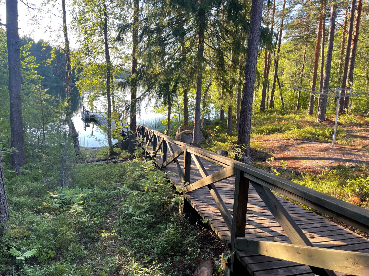 Vehkarinteen laituri ja järvi sekä rannan puita.