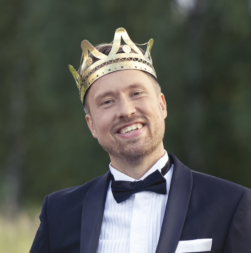 Juho Punkeri tangokuninkaan kruunu päässään.